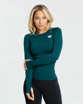 امرأة ترتدي بلوزة نسائية بأكمام طويلة بدون خياطة من BEST Move بلون Smaragd Green Solid.